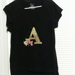 playera inicial de nombre y adornos con perlas